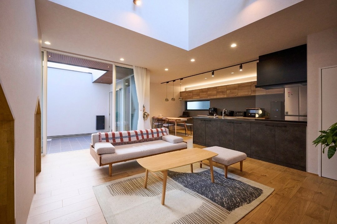 中庭とヌックのある家の画像